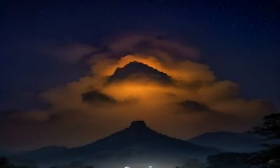 澳门美高梅豪华客房内景，落地窗外珠江夜景尽收眼底，床品洁白柔软、灯光温暖私密